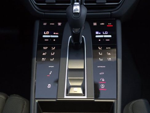 Certified 2025 Porsche Macan Turbo image 35