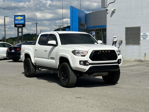 Used 2021 Toyota Tacoma SR5 AWD/4WD image 1