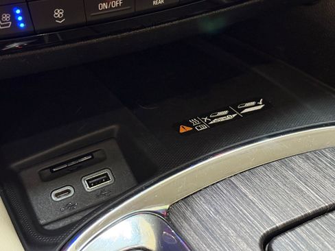 Used 2023 Buick Enclave Avenir image 32