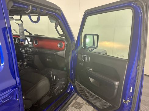 Used 2019 Jeep Wrangler Unlimited Rubicon w/ Cold Weather Group AWD/4WD image 32