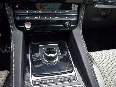 Used 2018 Jaguar F-PACE R-Sport image 26