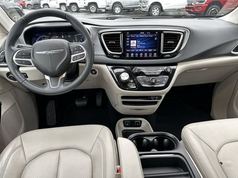 Certified 2018 Chrysler Pacifica Touring-L FWD image 10
