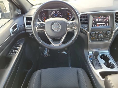 Used 2019 Jeep Grand Cherokee Laredo image 14