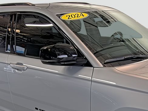 Used 2024 Jeep Grand Cherokee L Limited w/ Black Appearance Package AWD/4WD image 15