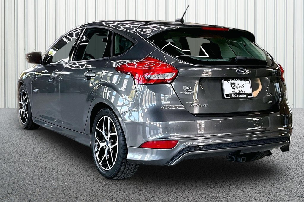 Used 2016 Ford Focus SE w/ SE Sport Package FWD image 4