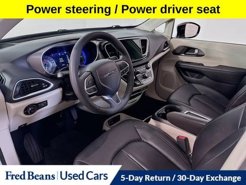 Used 2024 Chrysler Pacifica Touring-L image 13