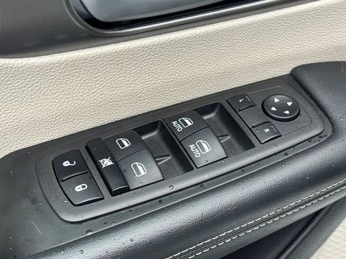 Used 2024 Chrysler Pacifica Select image 17