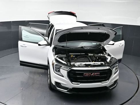 Used 2024 GMC Terrain SLE image 39