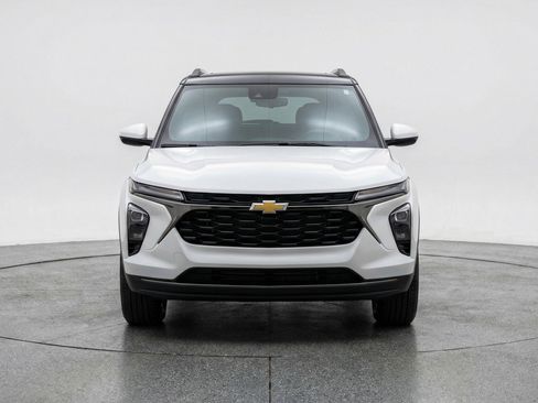 Used 2025 Chevrolet TrailBlazer LT FWD image 2