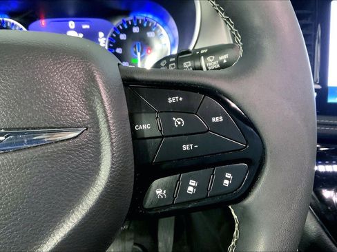 Used 2024 Chrysler Pacifica Limited w/ Uconnect Theater Family Group image 19