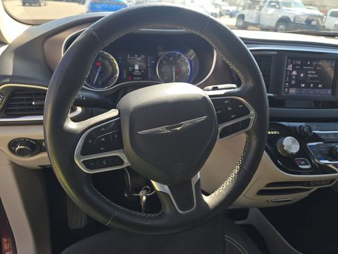 Used 2022 Chrysler Voyager LX image 15