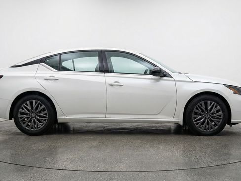 Used 2025 Nissan Altima 2.5 SV FWD image 11