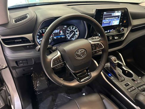 Used 2021 Toyota Highlander XLE AWD/4WD image 2