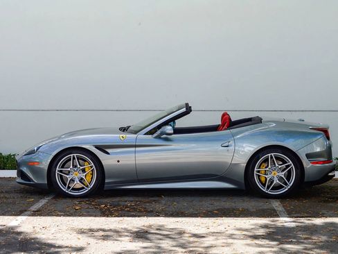 Used 2015 Ferrari California T image 9