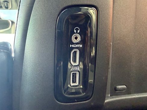 Used 2021 Chrysler Pacifica Limited w/ Uconnect Theater Family Group FWD image 22