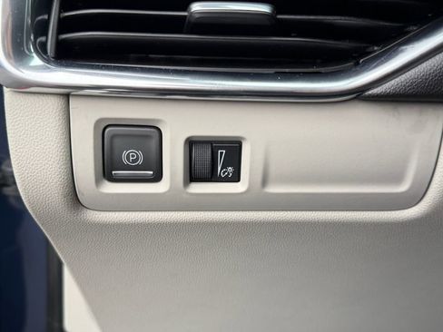Used 2019 Cadillac XT4 Luxury w/ Cold Weather Package FWD image 21