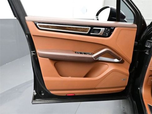 Used 2023 Porsche Cayenne Turbo image 7
