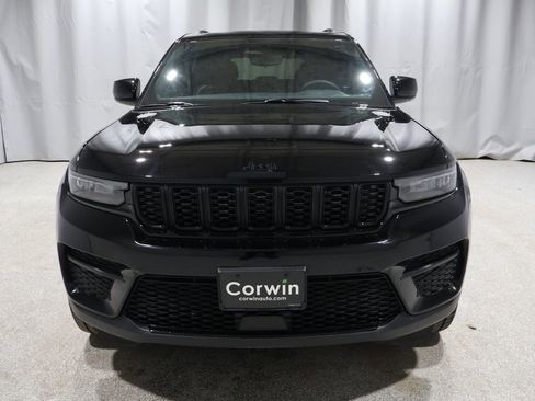 Used 2024 Jeep Grand Cherokee Altitude image 8