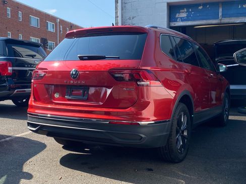 Certified 2023 Volkswagen Tiguan SE w/ Panoramic Sunroof Package AWD/4WD image 2