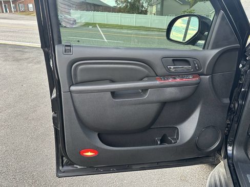 Used 2013 Cadillac Escalade Luxury image 24