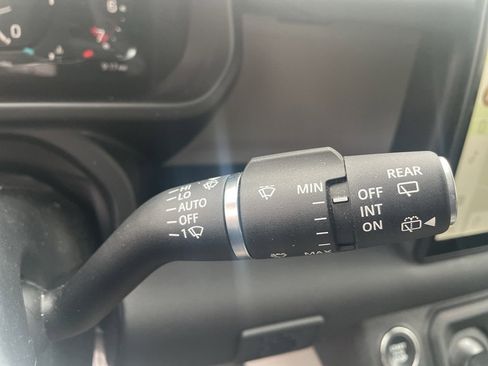 Used 2025 Land Rover Defender 110 X-Dynamic SE image 29