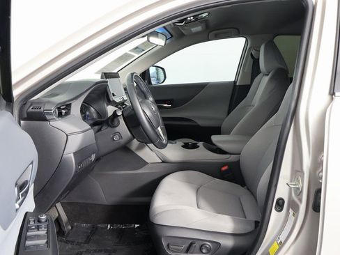 Used 2023 Toyota Venza LE image 10