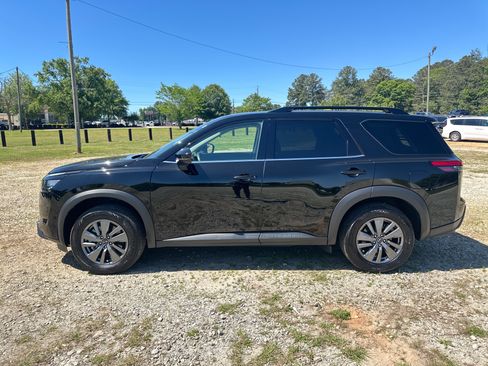 Used 2025 Nissan Pathfinder SV FWD image 8