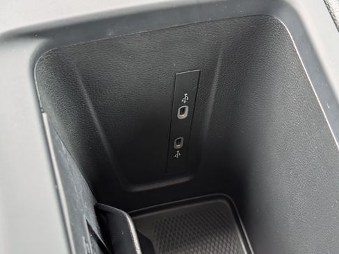 Certified 2025 Volkswagen Tiguan SE AWD/4WD image 32