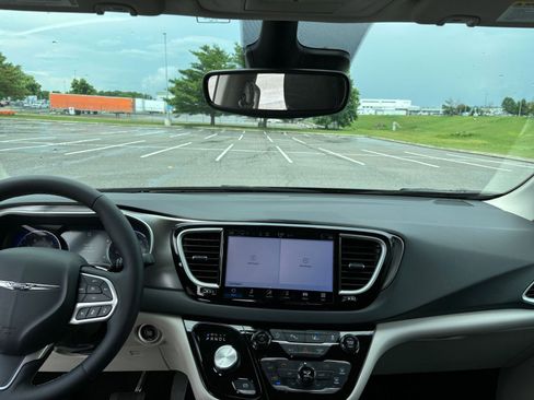 Used 2024 Chrysler Pacifica Touring-L image 36