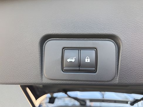 Used 2025 Nissan Rogue SV w/ SV Premium Package AWD/4WD image 45