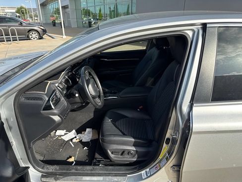 Used 2018 Toyota Camry SE w/ Convenience Package FWD image 3