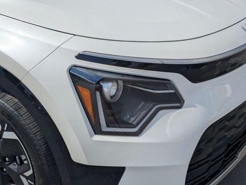 Certified 2023 Kia Niro Wind w/ Wind Preserve Package FWD image 10