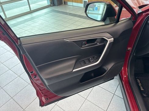 Used 2019 Toyota RAV4 LE image 11