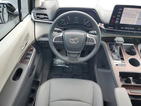 Used 2024 Toyota Sienna XLE image 8