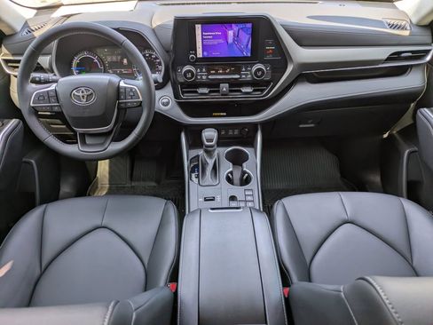 Used 2024 Toyota Highlander XLE FWD image 16