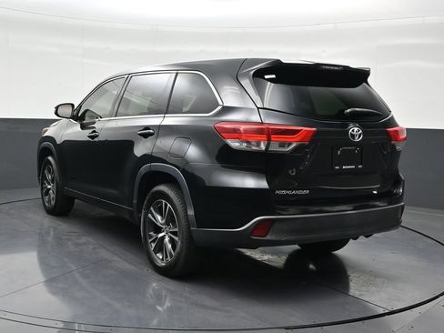 Used 2018 Toyota Highlander LE image 3