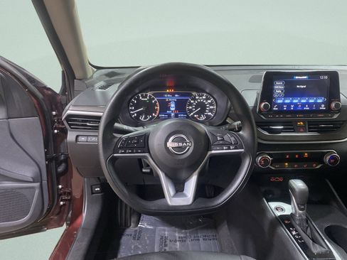 Used 2025 Nissan Altima 2.5 SV FWD image 17
