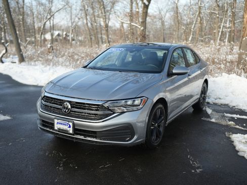 Used 2022 Volkswagen Jetta SE w/ Panoramic Sunroof Package image 4