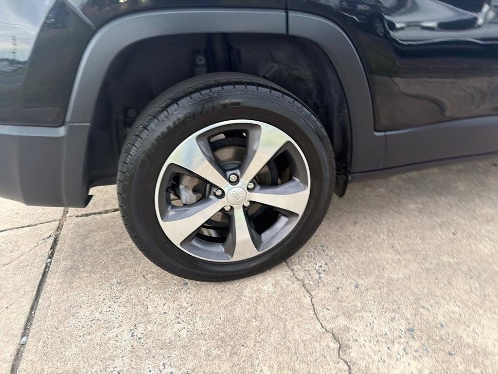 Used 2019 Jeep Cherokee Limited FWD image 34