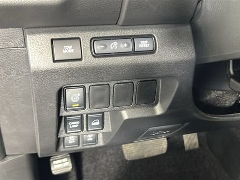 Used 2025 Nissan Frontier PRO-4X AWD/4WD image 19