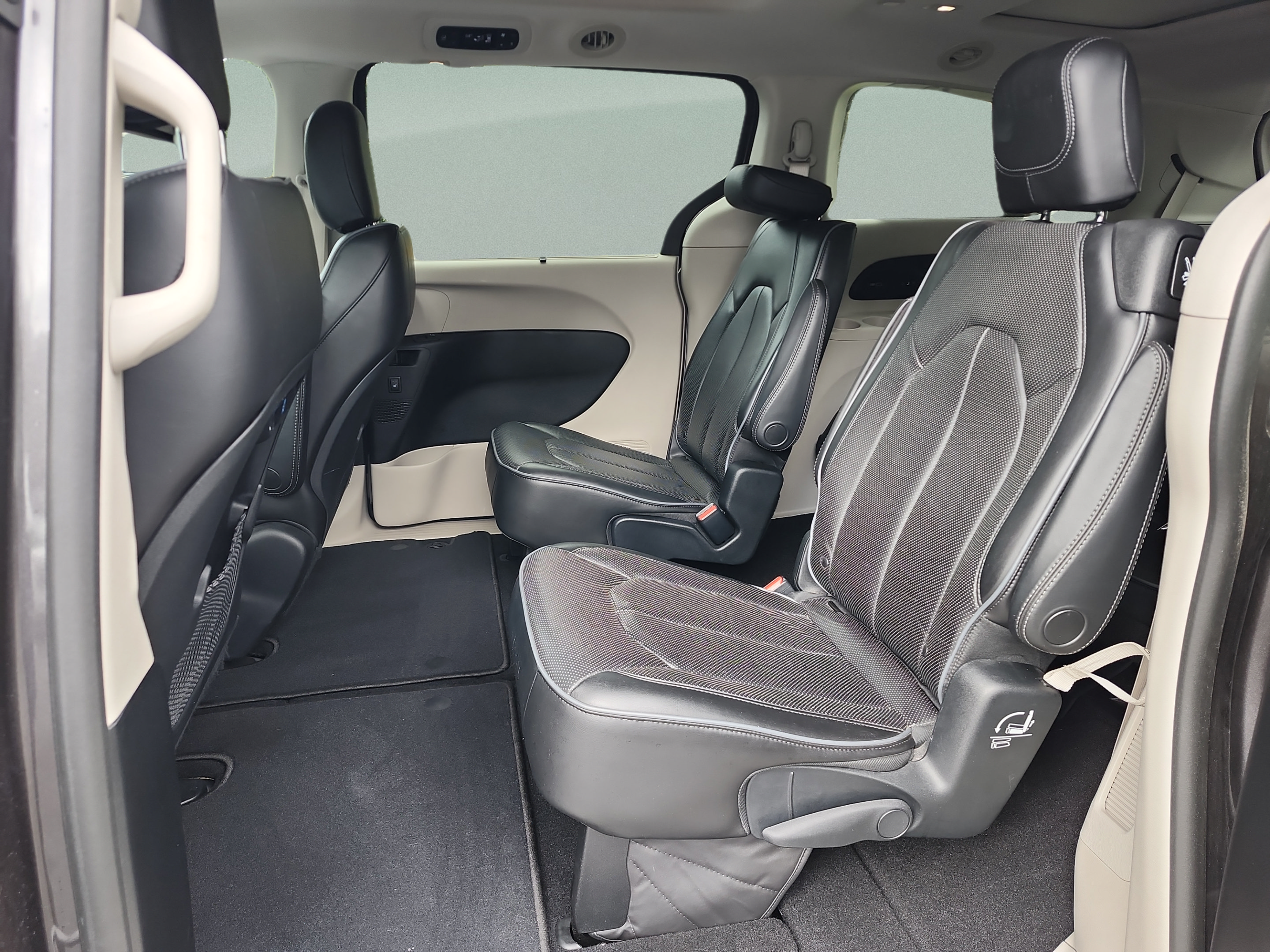 Used 2017 Chrysler Pacifica Limited FWD image 17