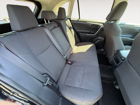 Used 2019 Toyota RAV4 LE FWD image 18