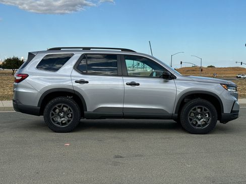 New 2025 Honda Pilot TrailSport image 3