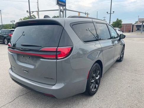 Used 2025 Chrysler Pacifica Limited FWD image 3