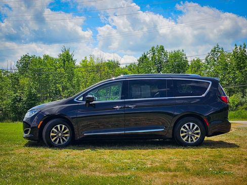 Used 2020 Chrysler Pacifica Touring-L Plus FWD image 6