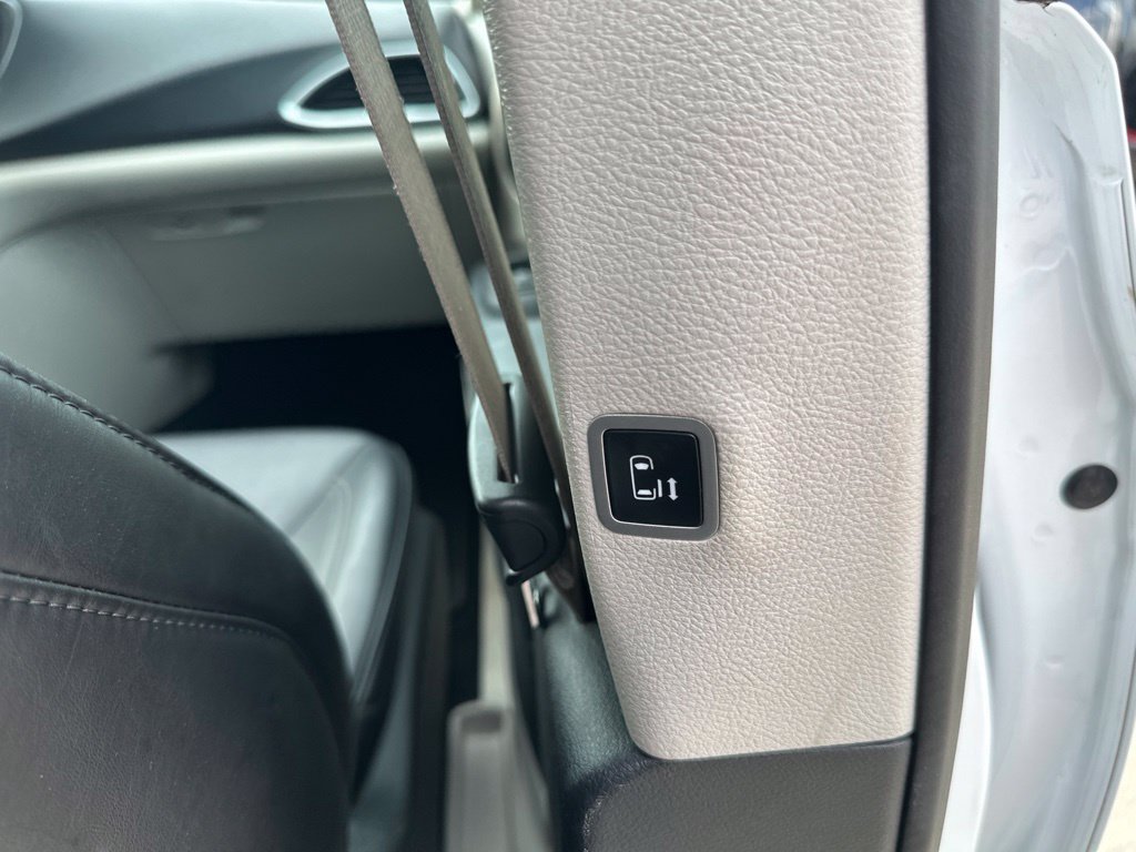 Used 2024 Chrysler Pacifica Touring-L FWD image 35