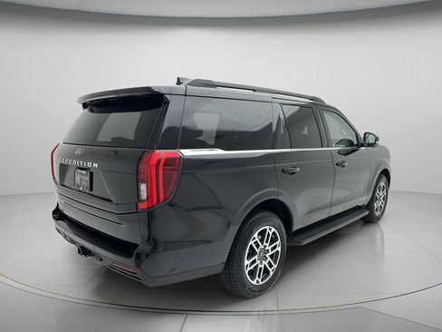 Used 2025 Ford Expedition Active AWD/4WD image 3