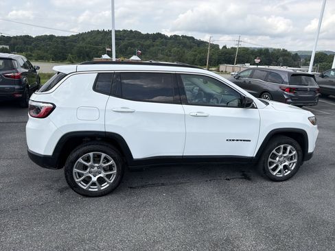 Used 2022 Jeep Compass Latitude w/ Sun and Sound Group AWD/4WD image 3