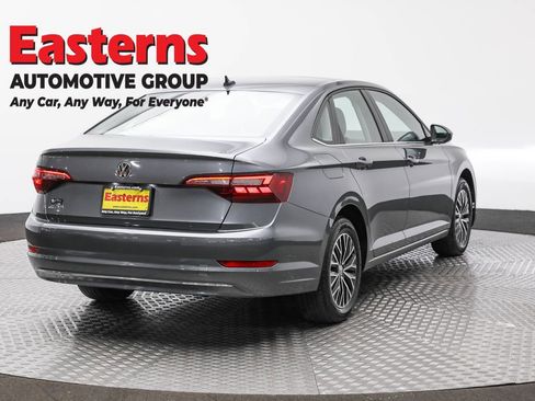 Used 2021 Volkswagen Jetta SE w/ SE Cold Weather Package image 5