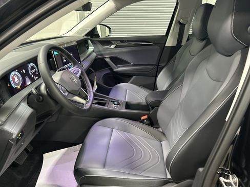 New 2025 Volkswagen Tiguan SE image 13